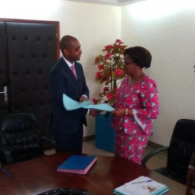 Pr Méliane N’dhatz-E épse Sanogo (à d.) et Eric Djibo ont échangé les documents