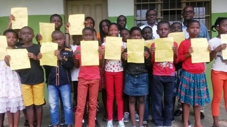 Quelques admis à l'entrée en 6ème du Groupe scolaire Laurier 3 et 4 présentent fièrement leur collante en compagnie de leur parrain et des enseignants