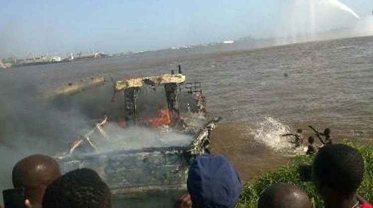 Un bateau bus de la Sotra a pris feu avec à son bord 96 personnes