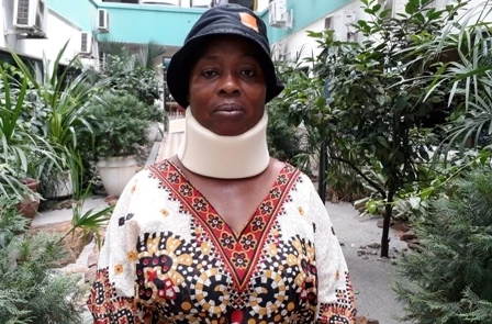 Kouakou Lou Honorine porte une minerve après son accident de la circulation