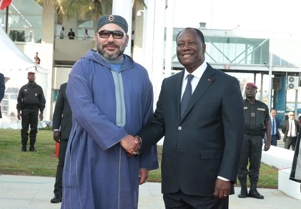 Le Roi Mohamed VI a été accueilli, à sa descente d'avion, par le président Ouattara en personne