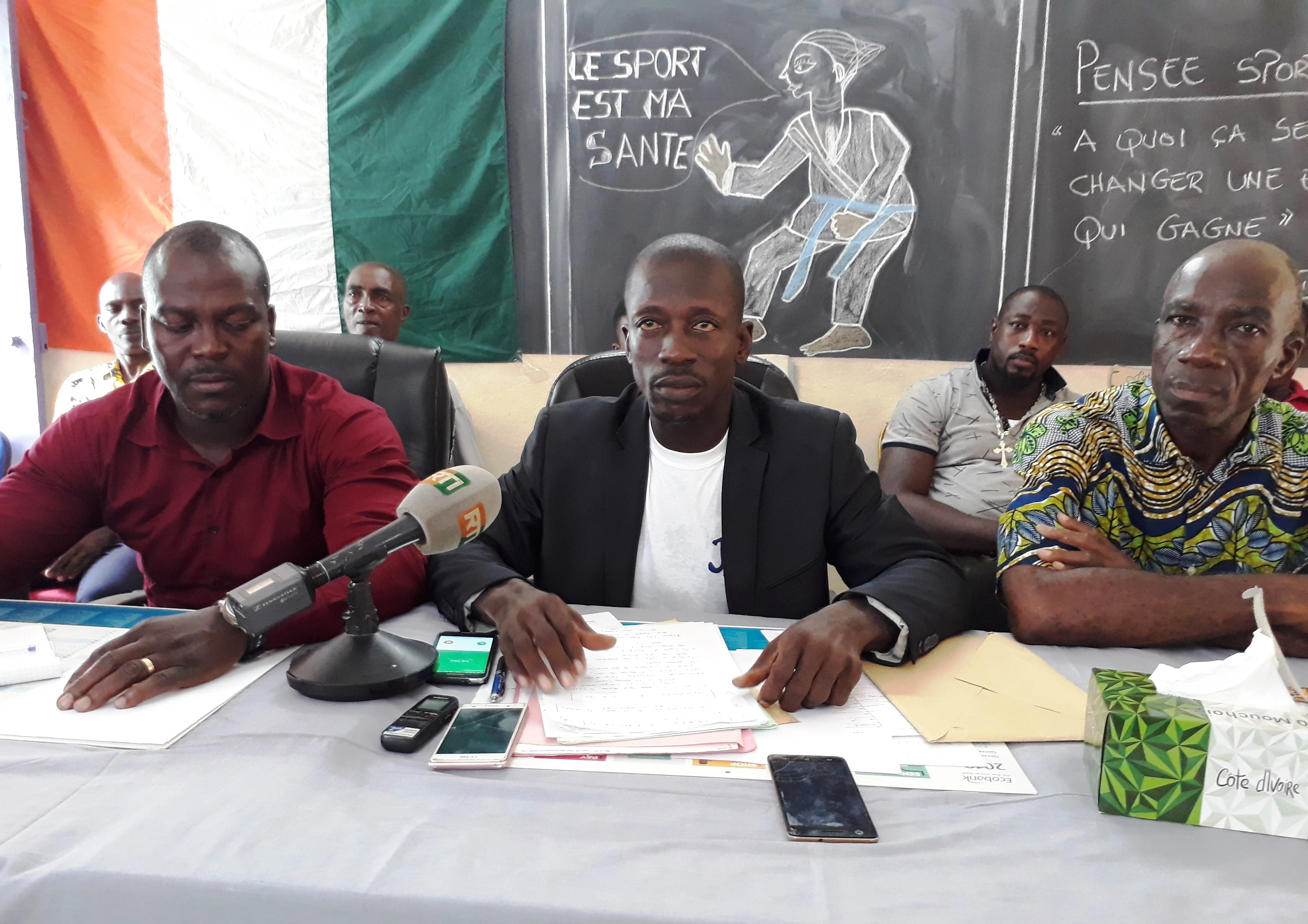 Me Adewa Ferdinand, porte-parole de la CCRJI était entouré de Me Mondouho Olivier (à gauche) et Me Jean Baptiste Beah