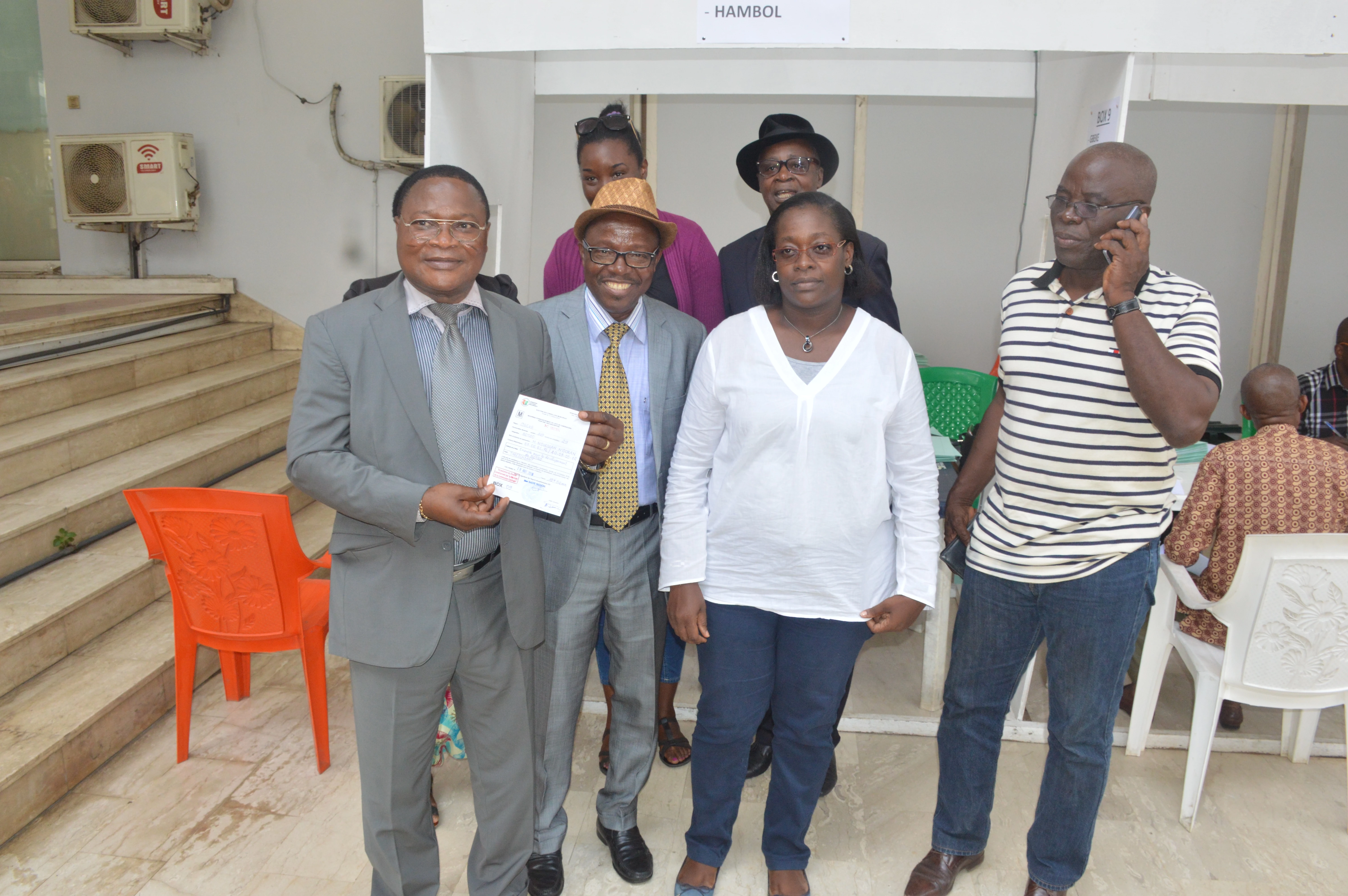 Yao Kouassi Maurice dit Akpôlè Kouadio brandit un papier après le dépôt de son dossier de candidature