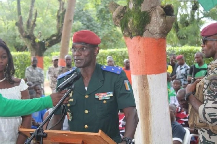 Le Gal Diomandé Vagondo, chef d'Etat major particulier du chef de l'Etat, s'adressant aux militaires depuis Yamoussoukro