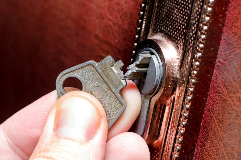 Comment enlever une clé cassée dans une serrure ?