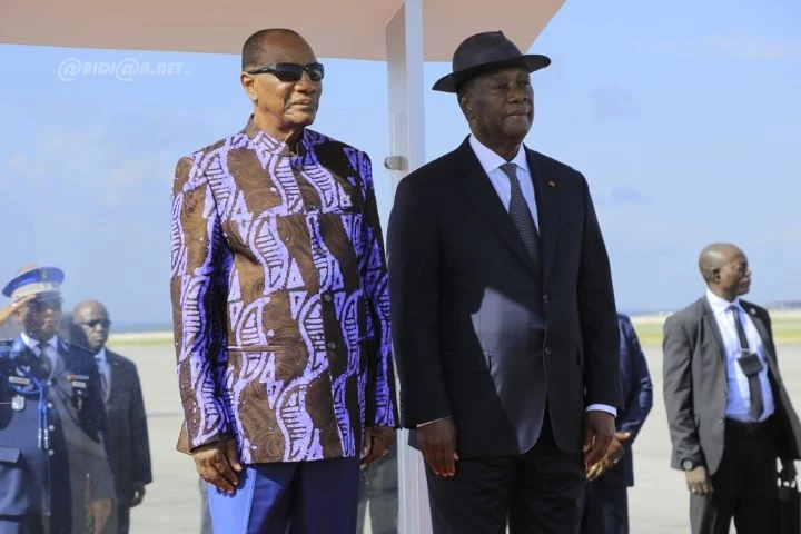 Le président de la Guinée,  Alpha Condé (à g) a été accueilli par son homologue ivoirien, Alassane Ouattara.