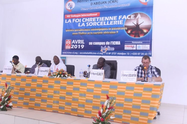 Une vue de la table de séance, à l'occasion de ce colloque (ph : C.A)