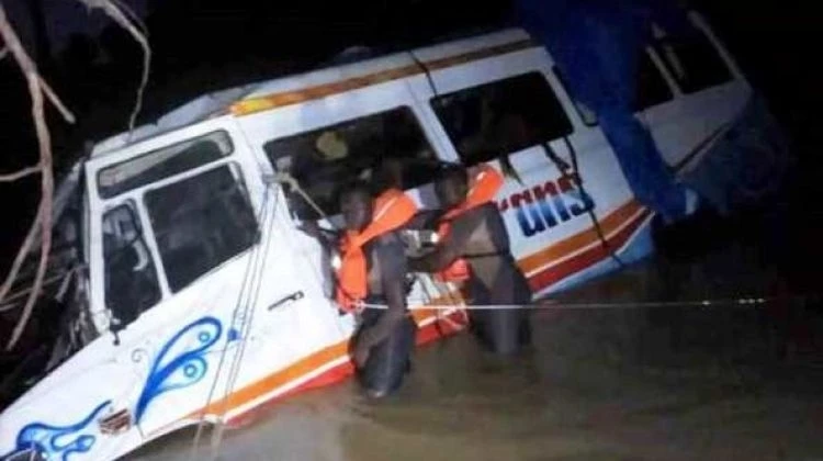 Selon les médias locaux, ce car aurait quitté Ouagadougou lundi soir en direction de Méagui et Soubré, deux villes de l’ouest de la Côte d’Ivoire