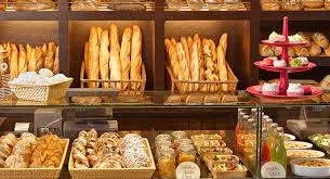 Les gangsters qui prennent rapidement le contrôle de la boulangerie, exigent de se faire remettre de l'argent.