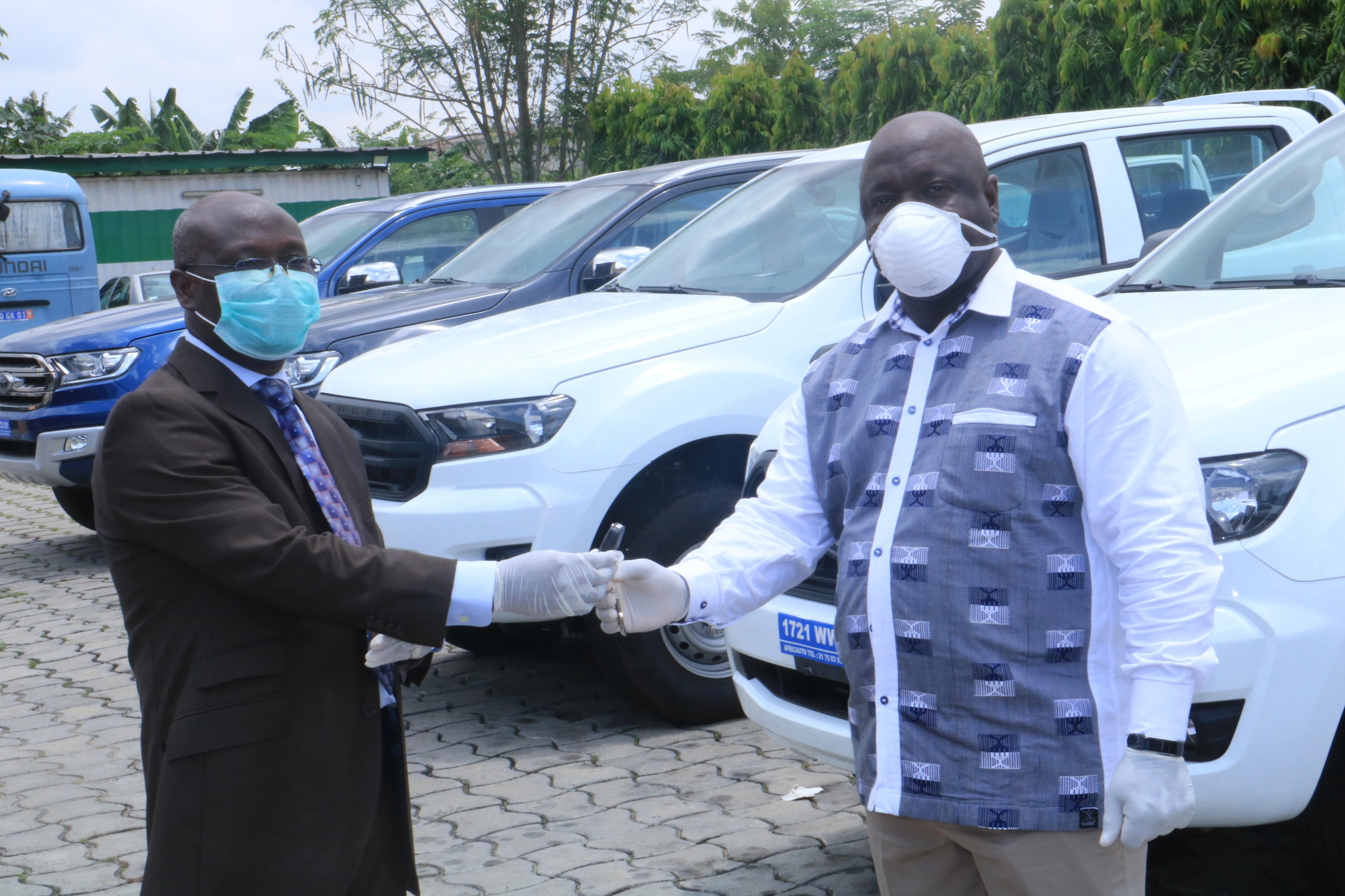 Gilbert Ekpini, à gauche, remettant les clés d'un véhicule au Dg de l'Agence CI Pme, Salimou Bamba. (Ph : DR)