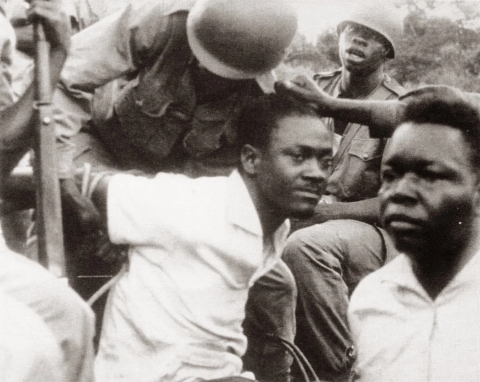 Après l’atterrissage du DC-4 dans la capitale minière, Lumumba est roué de coups