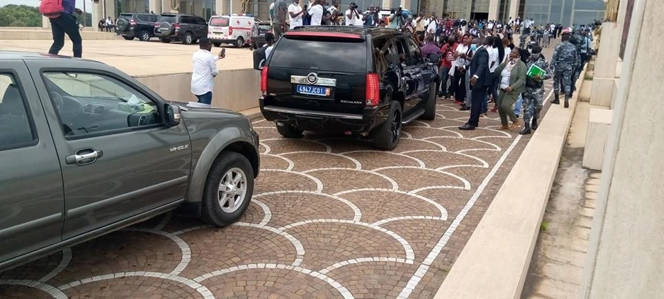L'arrivée du candidat Didier Drogba sur l'esplanade de la Fondation Félix Houphouet Boigny 