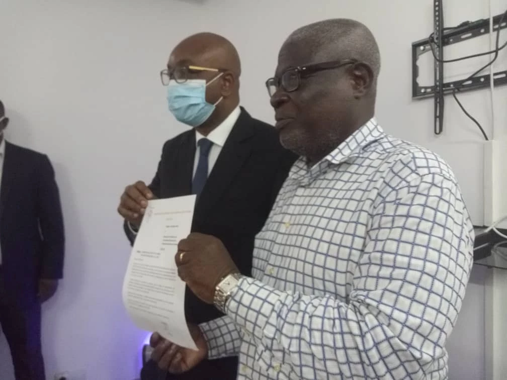  Idriss Diallo a reçu le document des mains de l’entraîneur Kaé Oulaïn(à d.), hier dans la soirée (ph : DR)