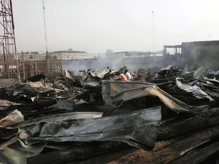 Des habitations et une école primaire construites en bois sont parties en fumée au quartier Kampala à la Riviera (Ph d'archives)