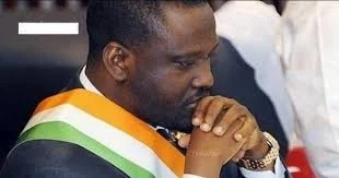Soro Guillaume est dans l'angle de la France.(PhDr)