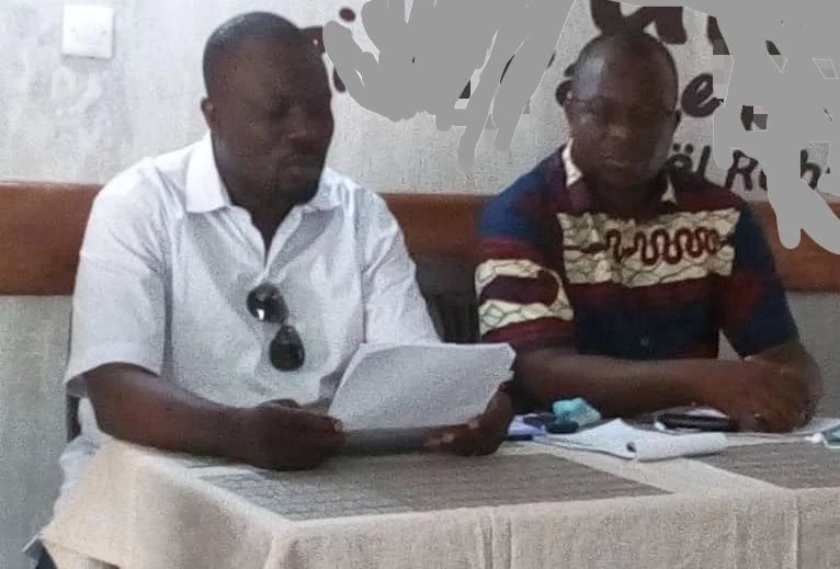 Samba David (à gauche) et la Coalition des indignés de Côte d’Ivoire prévoient rencontrer la police nationale pour qu’elle encadre la marche.