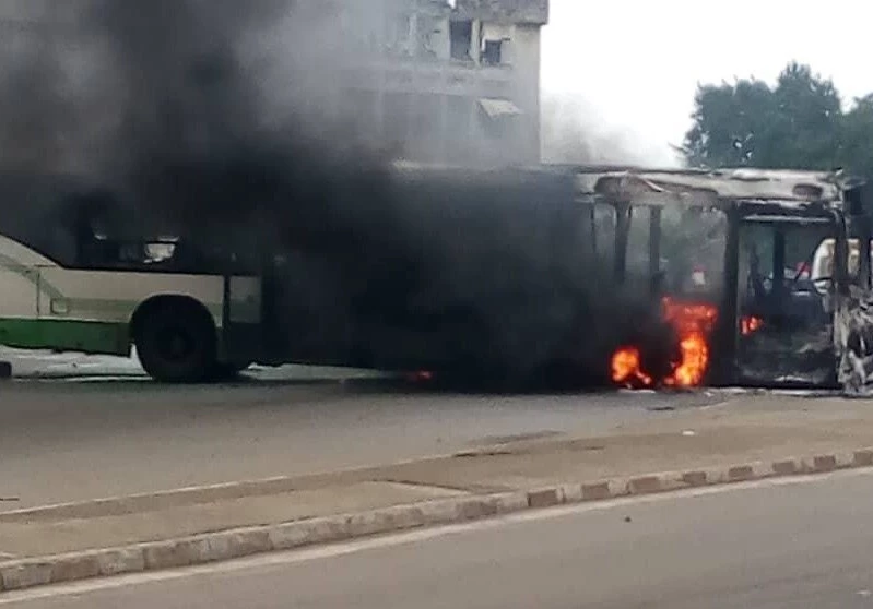 des bus et véhicules de transport, ainsi que des véhicules personnels ont été brûlés par des manifestants. (Ph: DR)