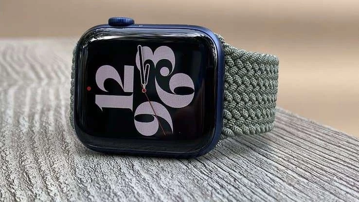 Le géant des réseaux sociaux plancherait sur une montre connectée axée sur la messagerie, mais également sur le suivi des données de santé.
