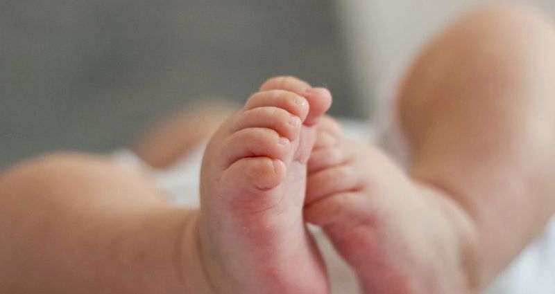 Ignoble Un Bebe Jete Dans La Poubelle De L Avion
