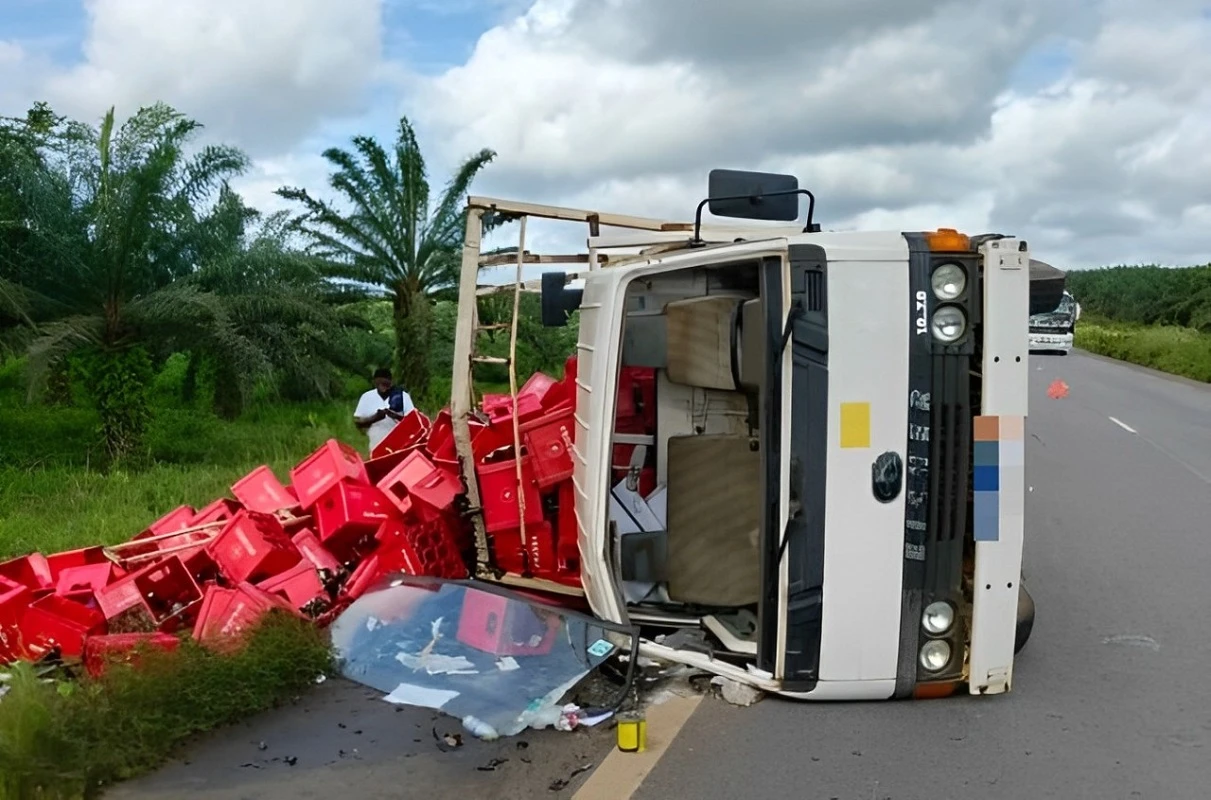 L'accident du camion de livraison de boisson a été une aubaine pour des badauds