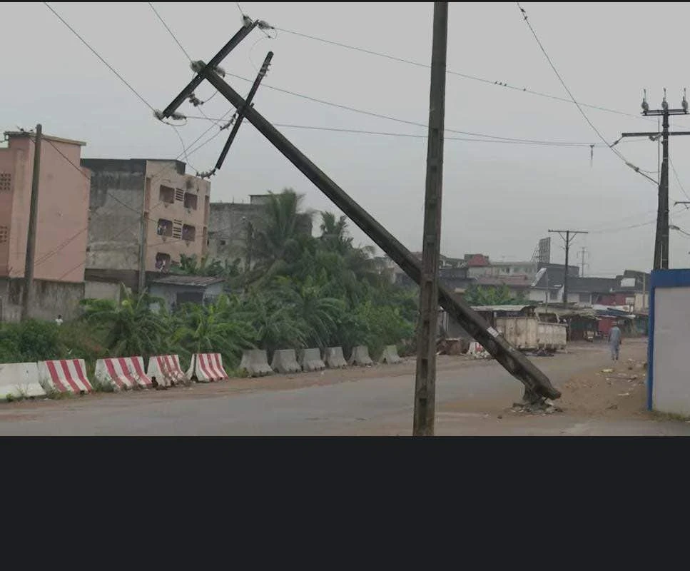 Danger imminent à Yopougon : Un poteau électrique endommagé menace la sécurité publique
