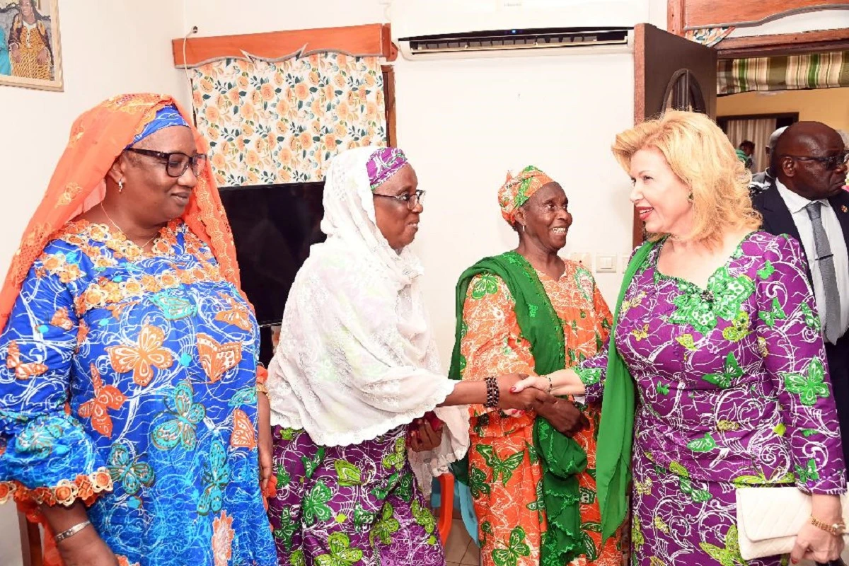 La Première Dame Dominique Ouattara saluant les parents du Chef de l'Etat au quartier Dioulakro de Dimbokro