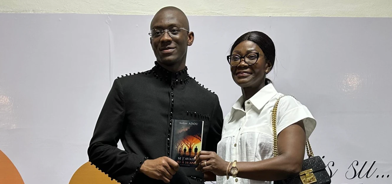 Sohan Adou et sa mère (à droite), lors de la présentation de son premier livre autobiographique