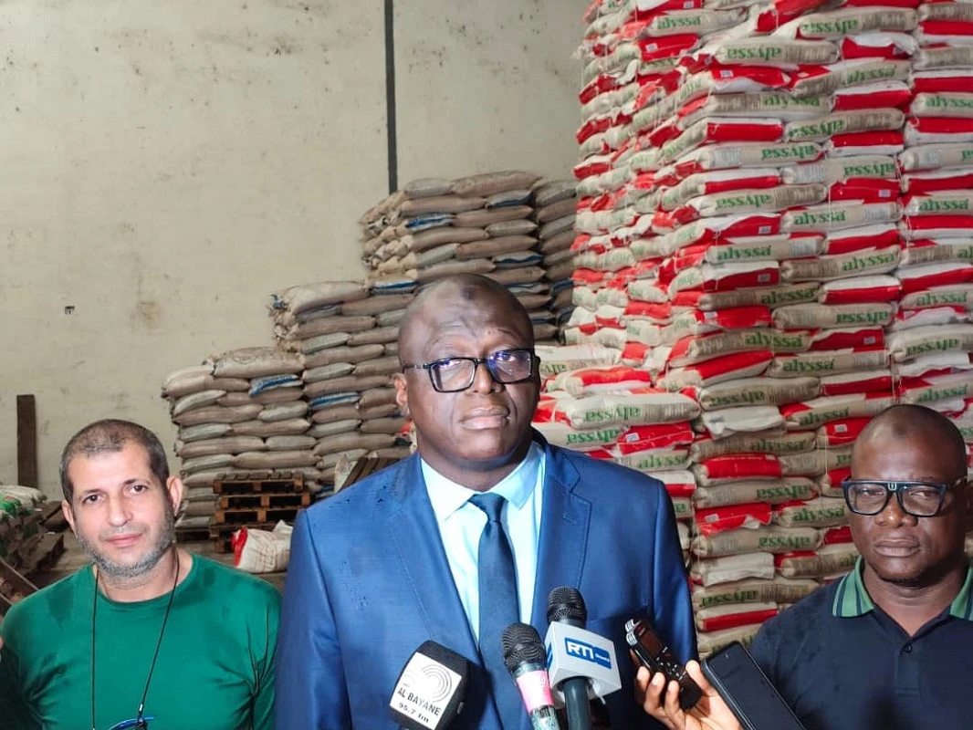 Le DR du Commerce Mamadou Fadiga (au centre) s'est réjoui de la tendance à la baisse des prix sur le marché