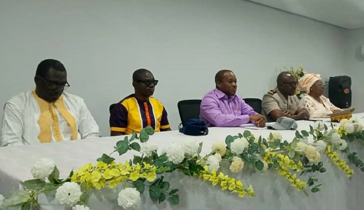 Le prophète Mohamed Sanogo de l'Eglise Vase d'Honneur et les autorités de Bouaké