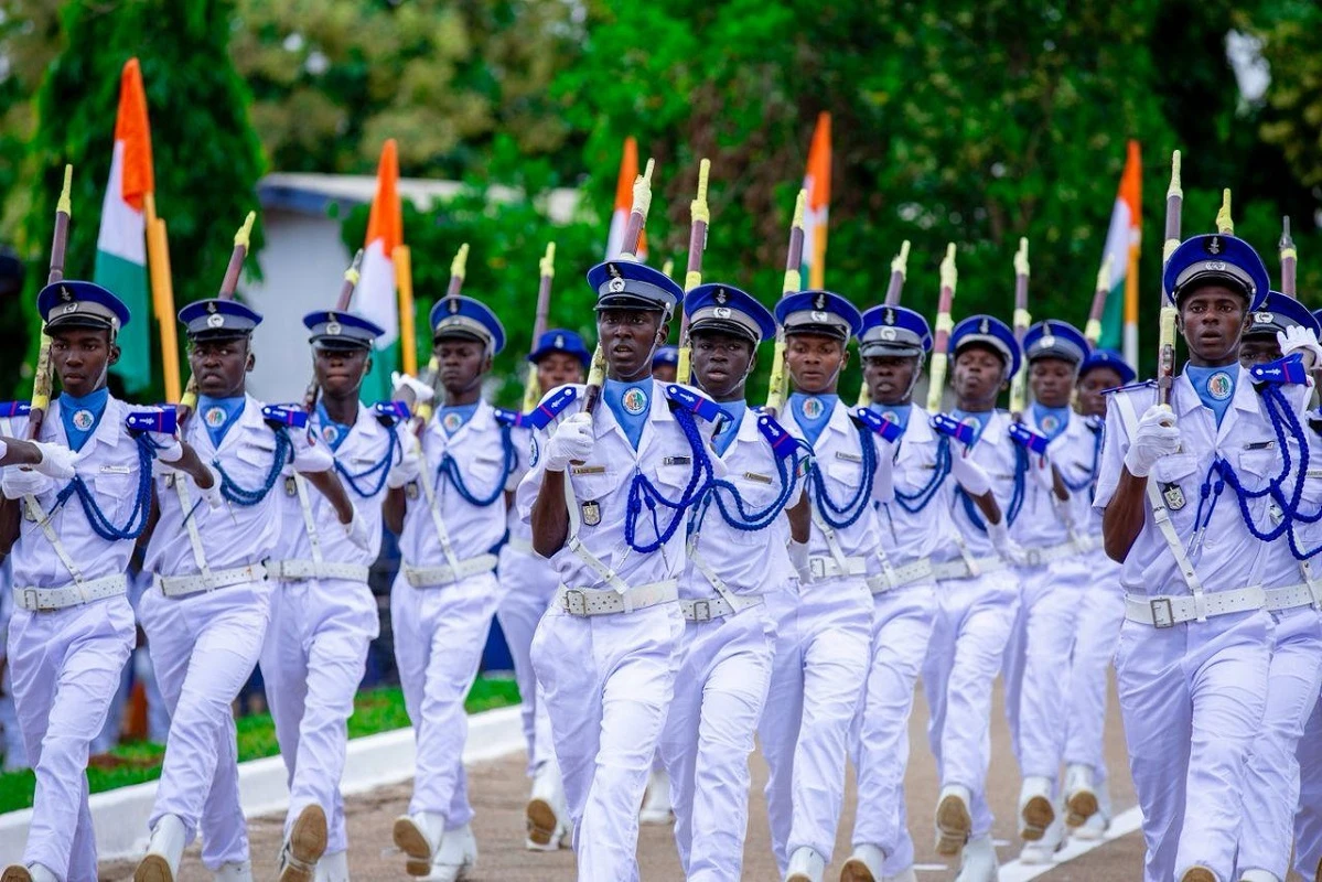 Les élèves gendarmes stagiaires lors de la cérémonie de présentation au drapeau