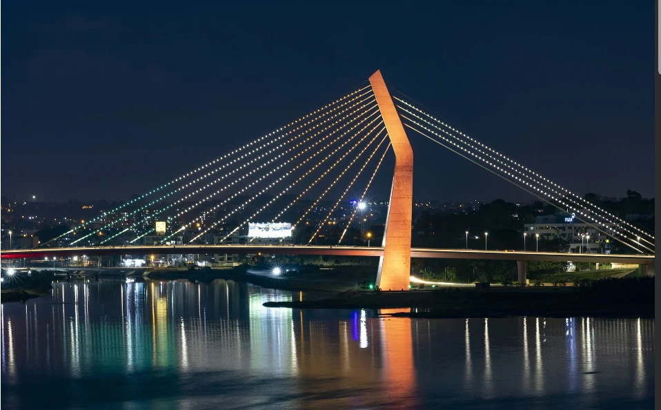 PONT ALASSANE OUATTARA VU DE NUIT (PH:DR)