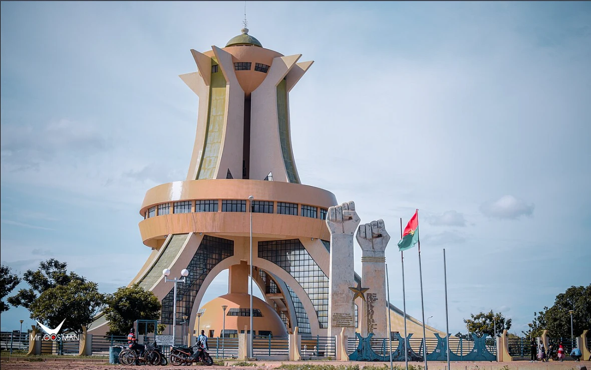 MEMORIAL AUX HEROS NATIONAUX A OUAG 2000 (PH:DR)