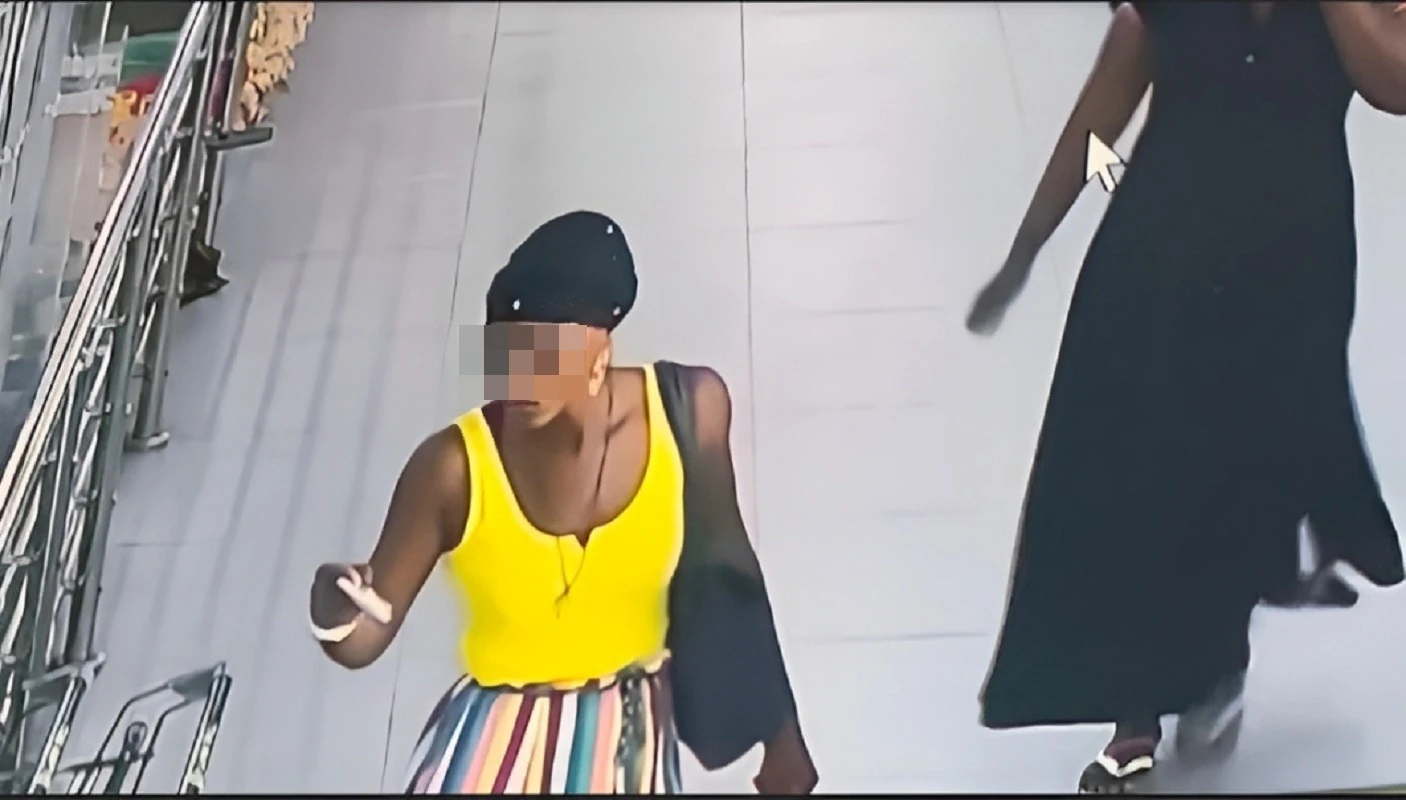 Riviera Palmeraie : Une femme vole un porte-monnaie et disparaît, la scène filmée par les caméras de surveillance