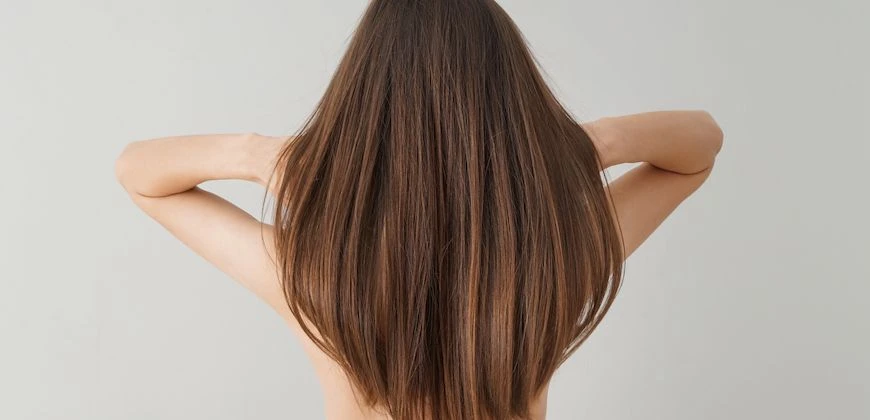 Cheveux longs, pas cassants : Le guide maison pour une crinière forte et éclatante sans coiffeur