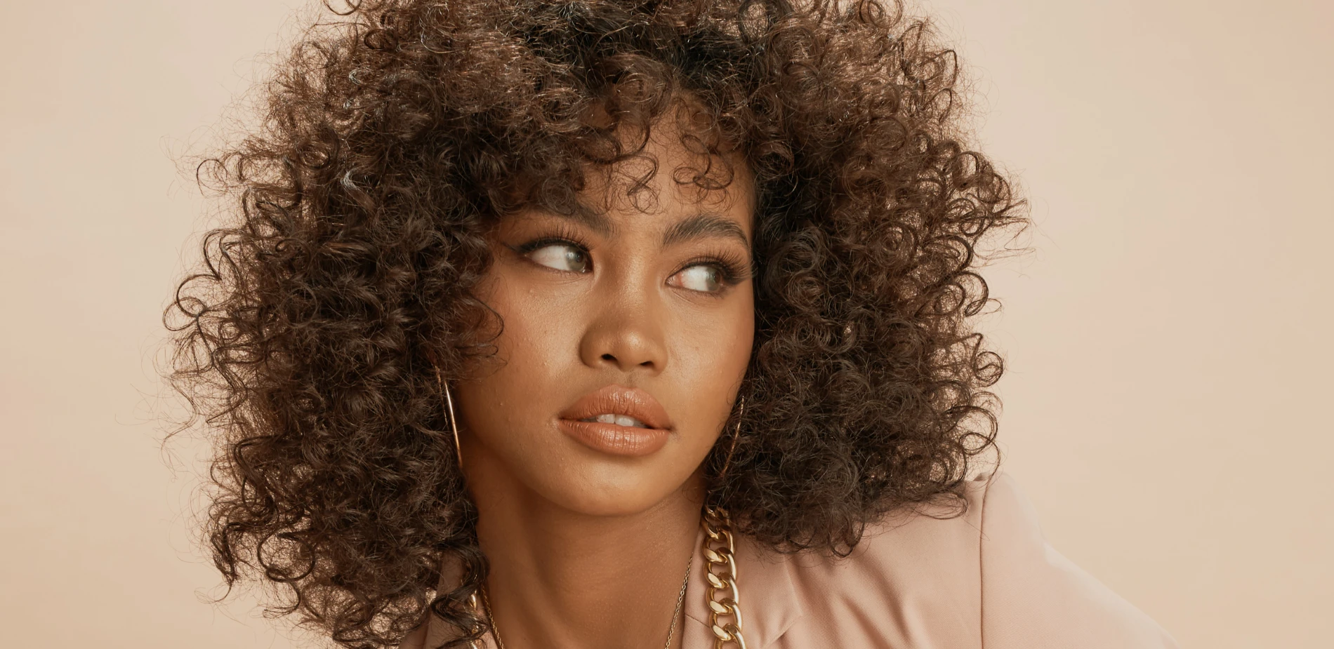 Cheveux brillants, planète ravie : le masque maison aux fanes de carottes qui change tout