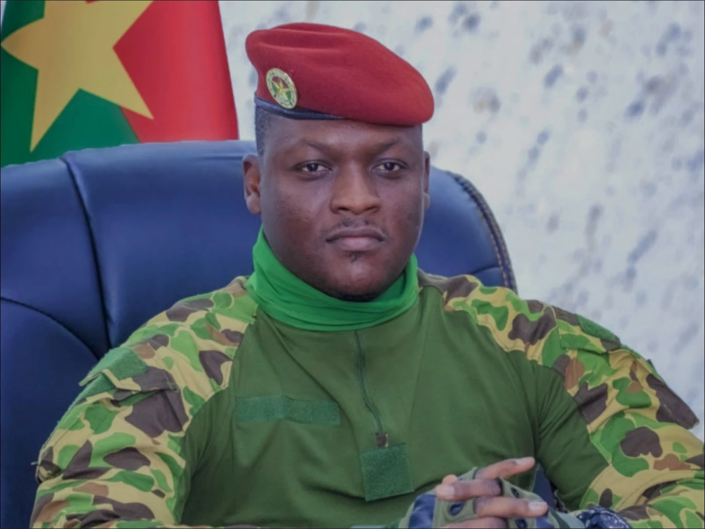 V Burkina Fasu sprejeli biometrično osebno izkaznico AES, nujni potni list in potni list za romarje