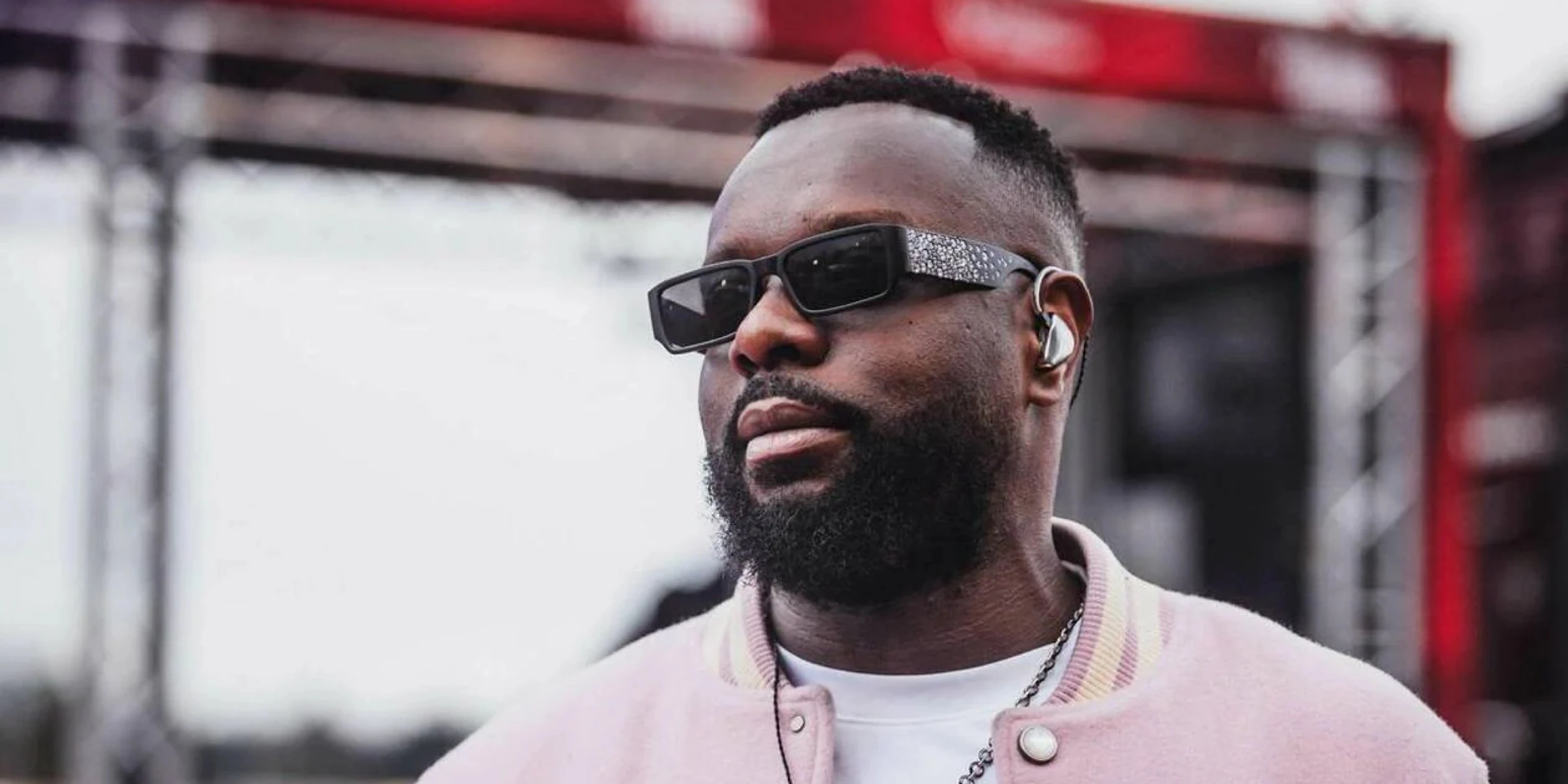 Blanchiment d’argent: Le rappeur Gims interpelé à sa descente d’avion et placé en garde à vue