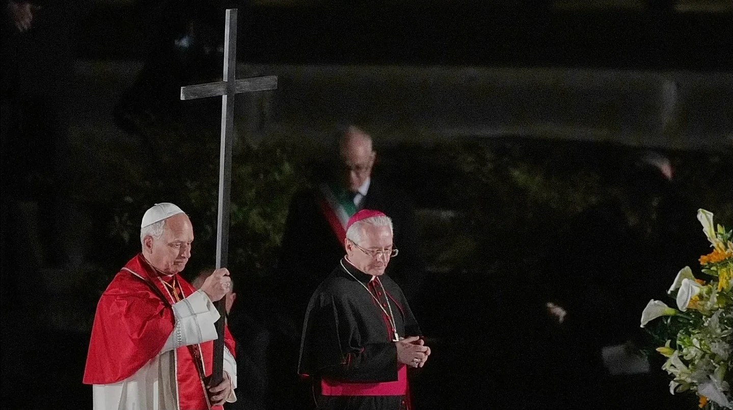 Passion du Christ : Léon XIV porte la croix pour un monde meilleur et sans violence