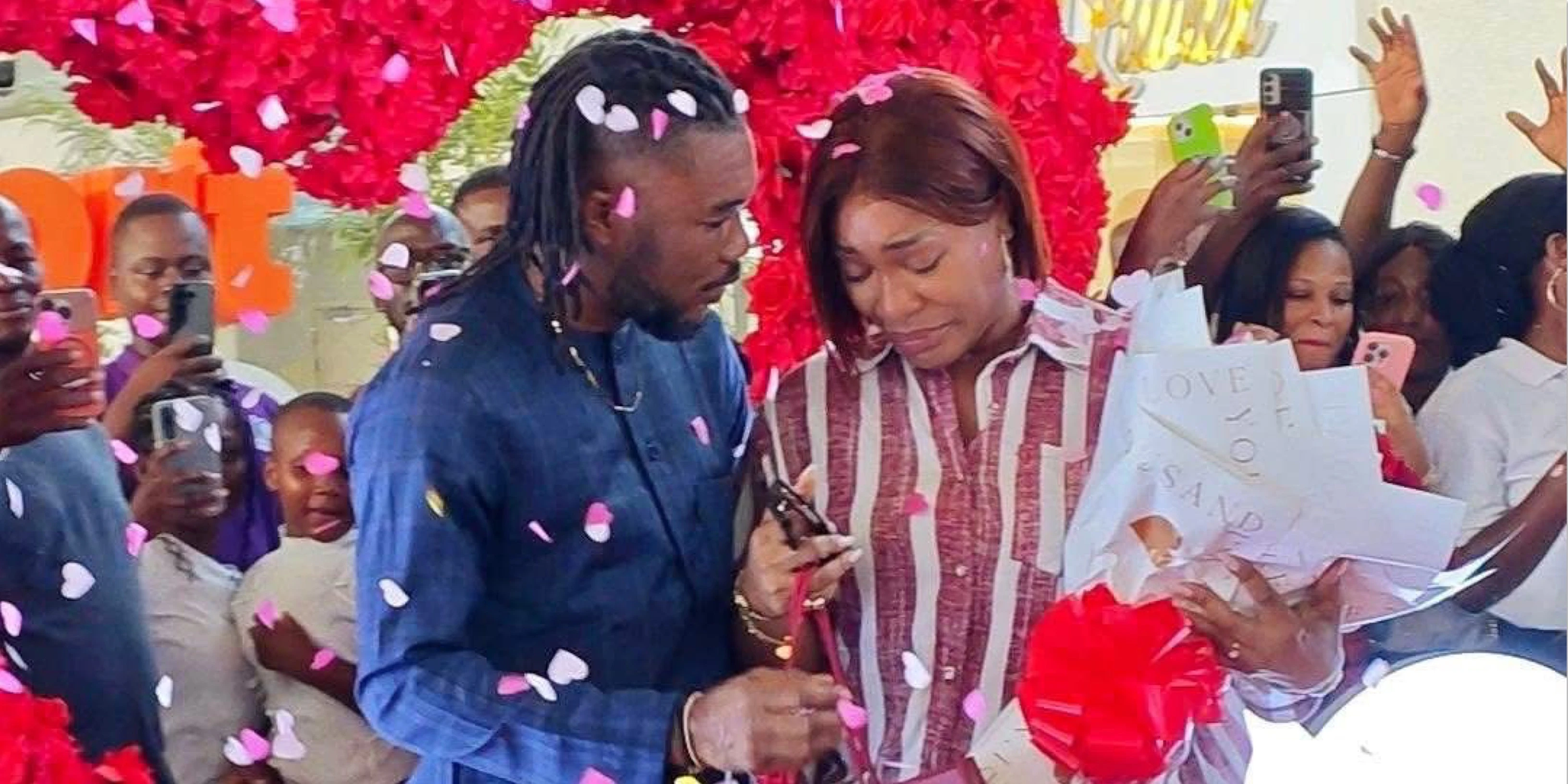 Love: La chanteuse Josey reçoit une demande en mariage romantique de son producteur