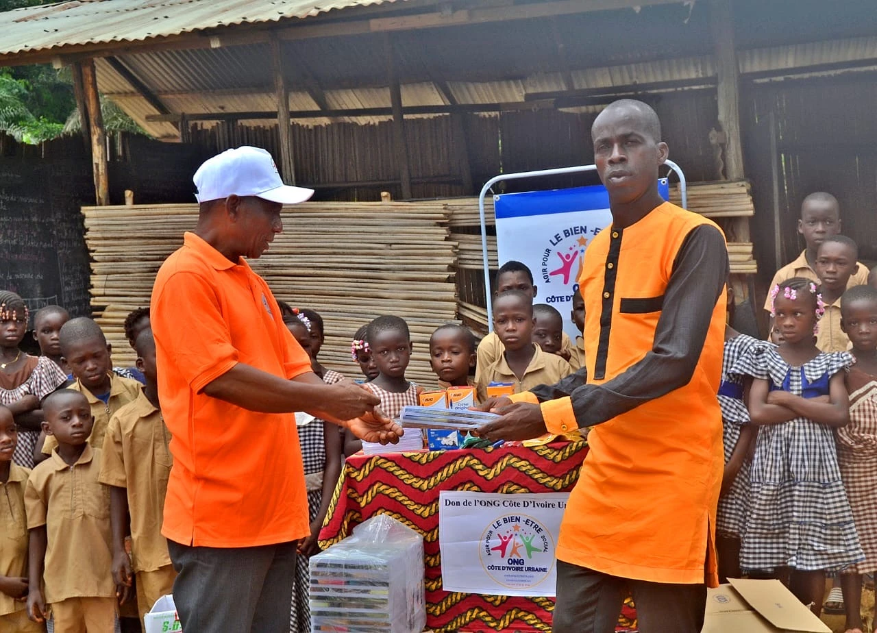 ONG COTE D’IVOIRE URBAINE OFFRE DES MANUELS SCOLAIRES DANS UN CAMPEMENT DE DABOU