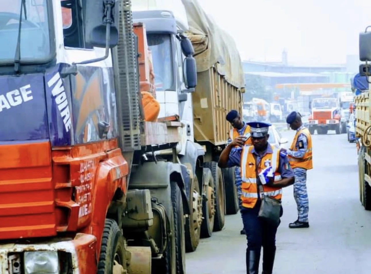 Les gros camions bientôt limités à Abidjan grâce aux barges
