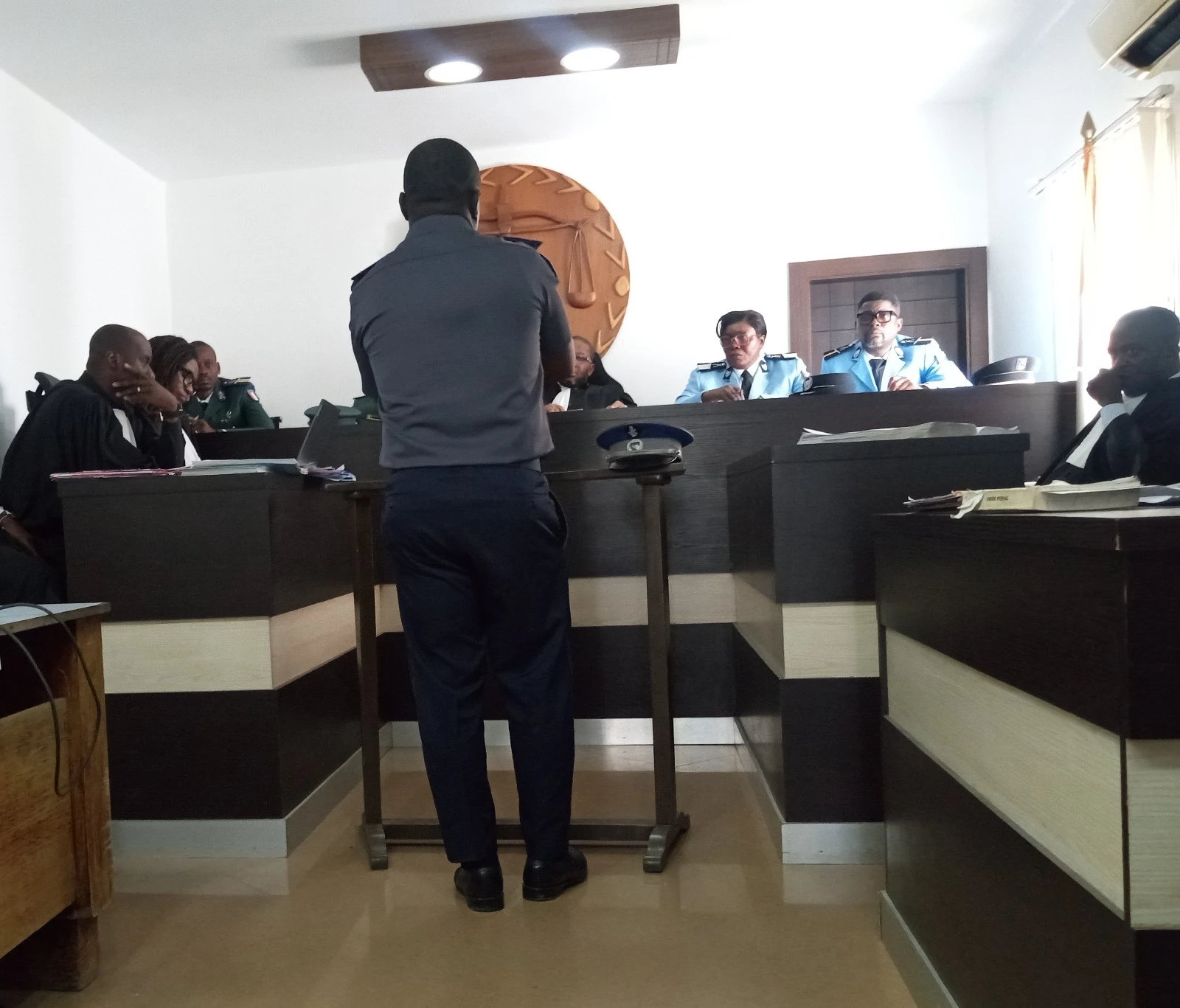 Tribunal militaire d’Abidjan : 5 ans de prison ferme pour un adjudant de gendarmerie filmé en plein racket à Abobo