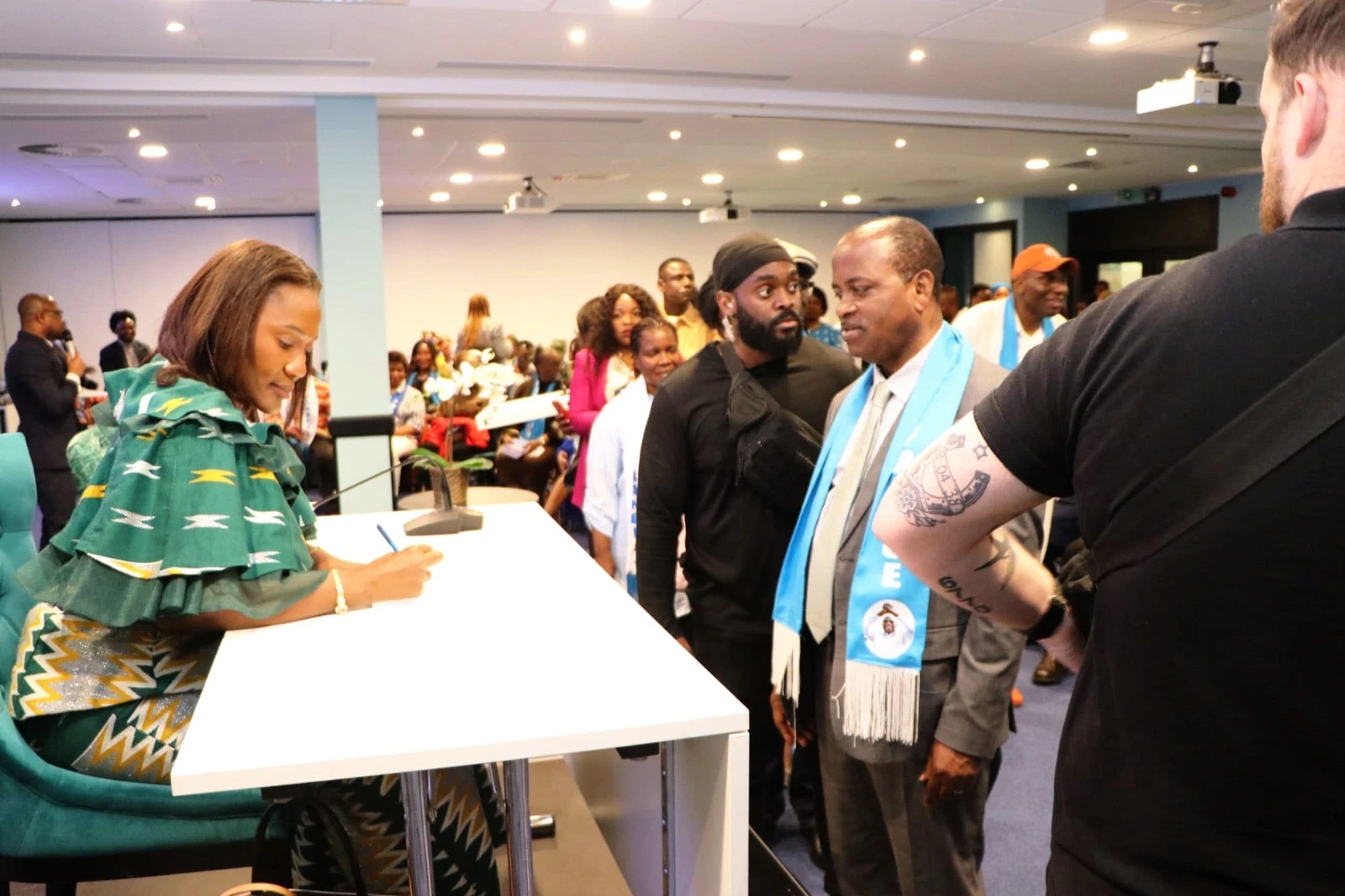 Crise PDCI–PPA-CI : un signal d’apaisement esquissé à Bruxelles lors de la dédicace de Nady Bamba