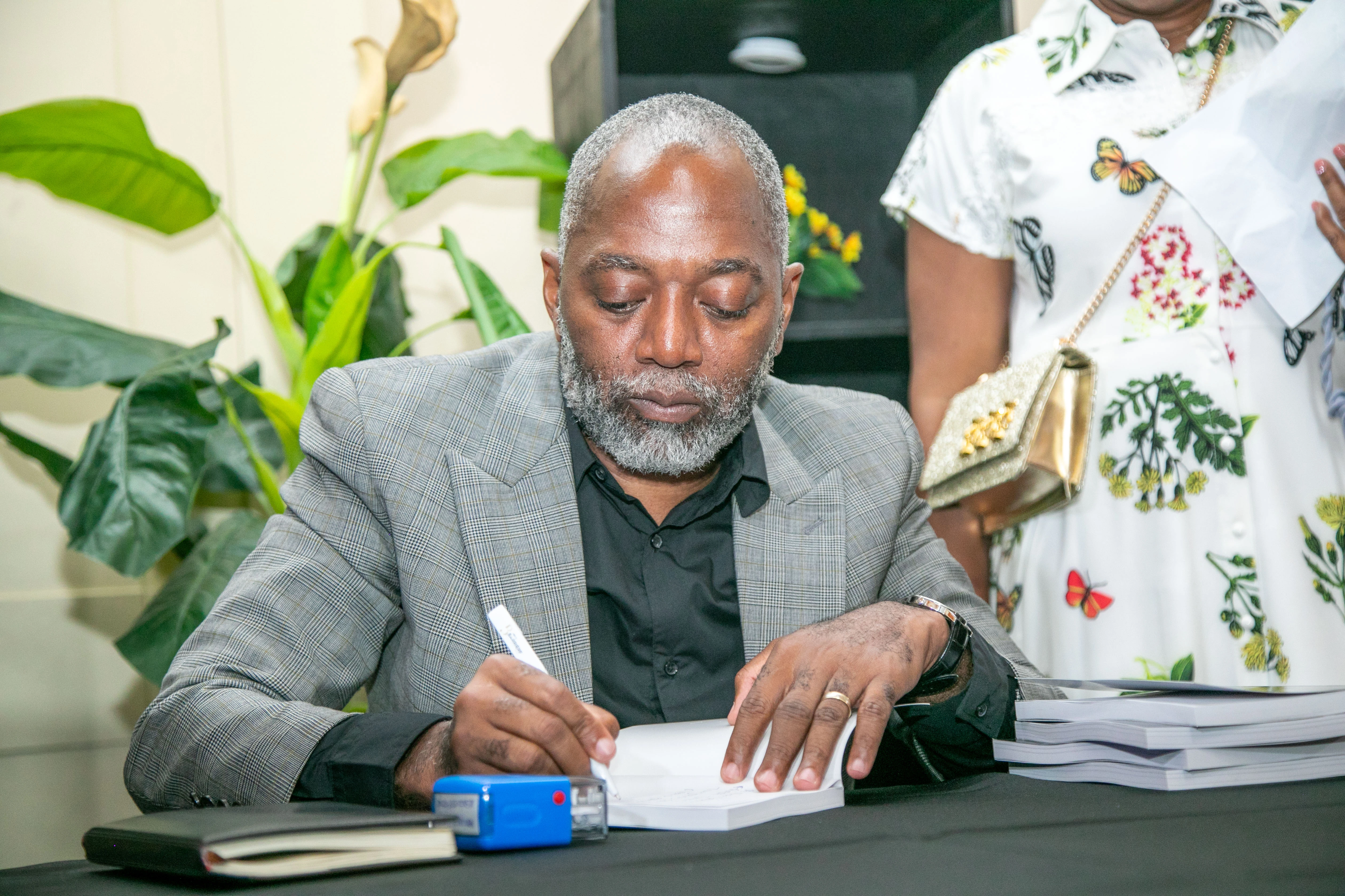 '' vendeur de koutoukou'': Le livre qui transforme le vécu en héritage vivant pour les entrepreneurs