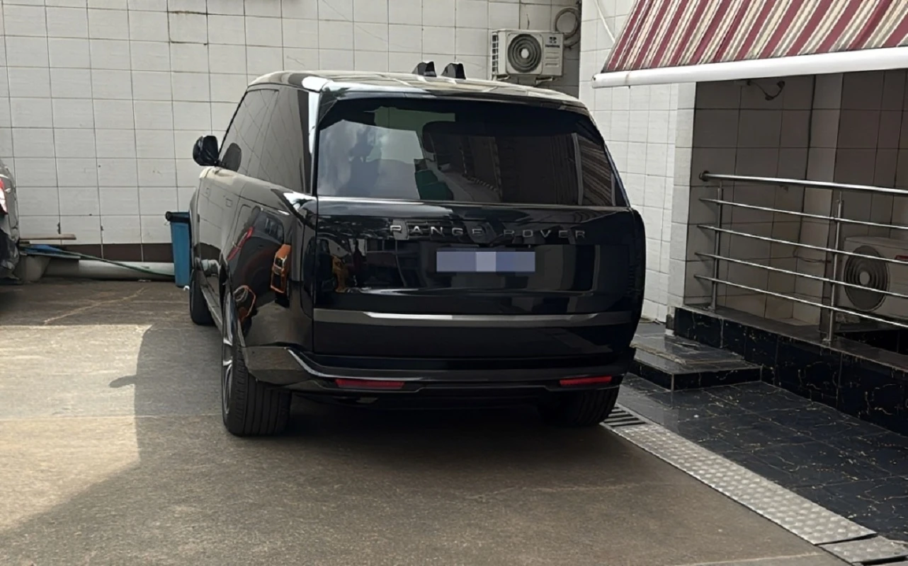 Trafic de voitures de luxe volées en Europe : Un maire suspecté en fuite, il est activement recherché