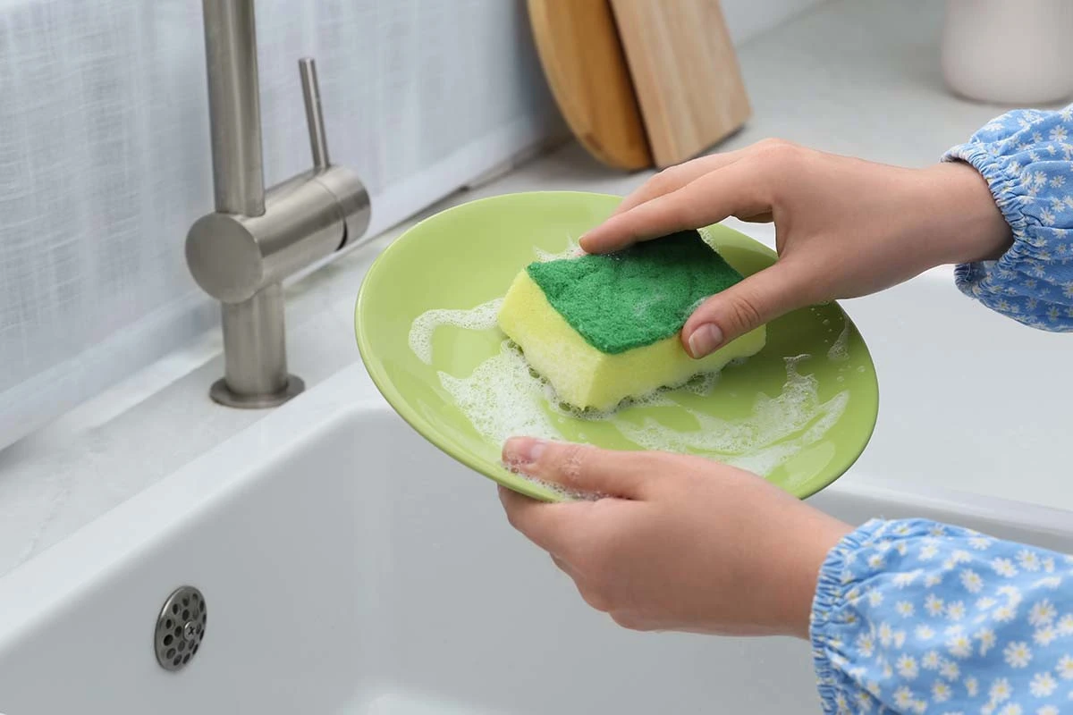 Éponge de cuisine : Ce que j’ai vu sur la face verte m’a définitivement fait changer mes habitudes