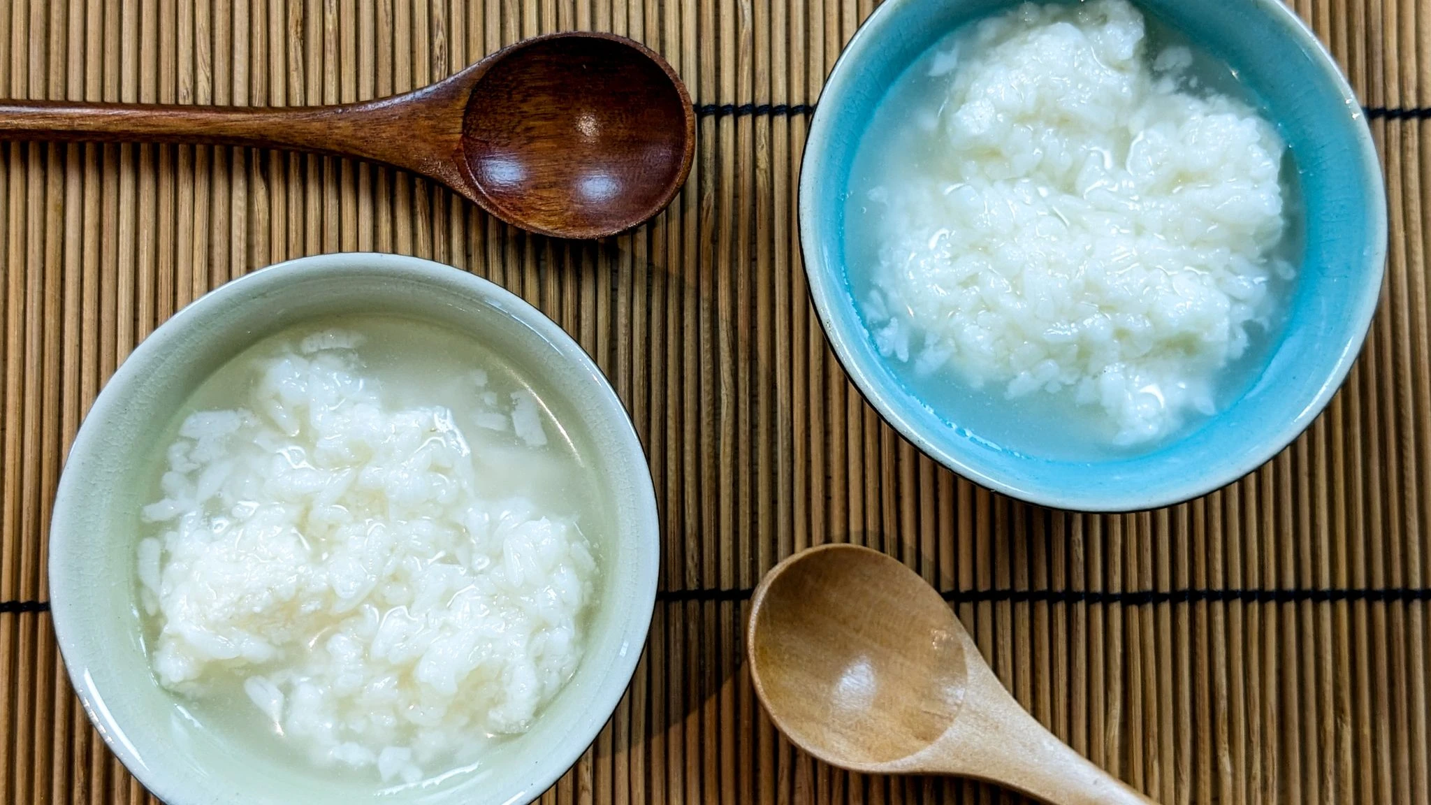 Eau de riz fermentée : le rituel naturel qui redonne de l’éclat aux cheveux blancs