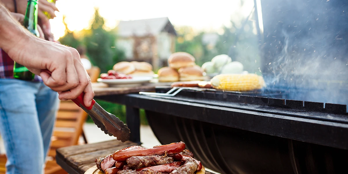 Allumage du barbecue : Cette odeur trompeuse qui peut altérer le goût de vos grillades