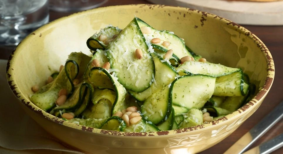 Zucchini ribbons with lemon and golden pine nuts: simplicity that mimics chef's cuisine