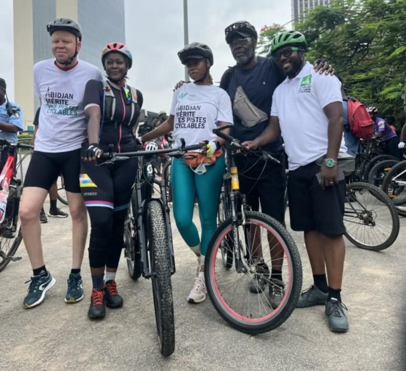 Côte d’Ivoire : Des vététistes paradent plaidant pour l’aménagement de pistes cyclables à Abidjan